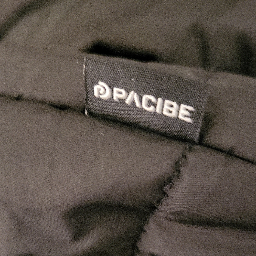 Black Quilted Sleeveless Vest - Picture 7 of 8
